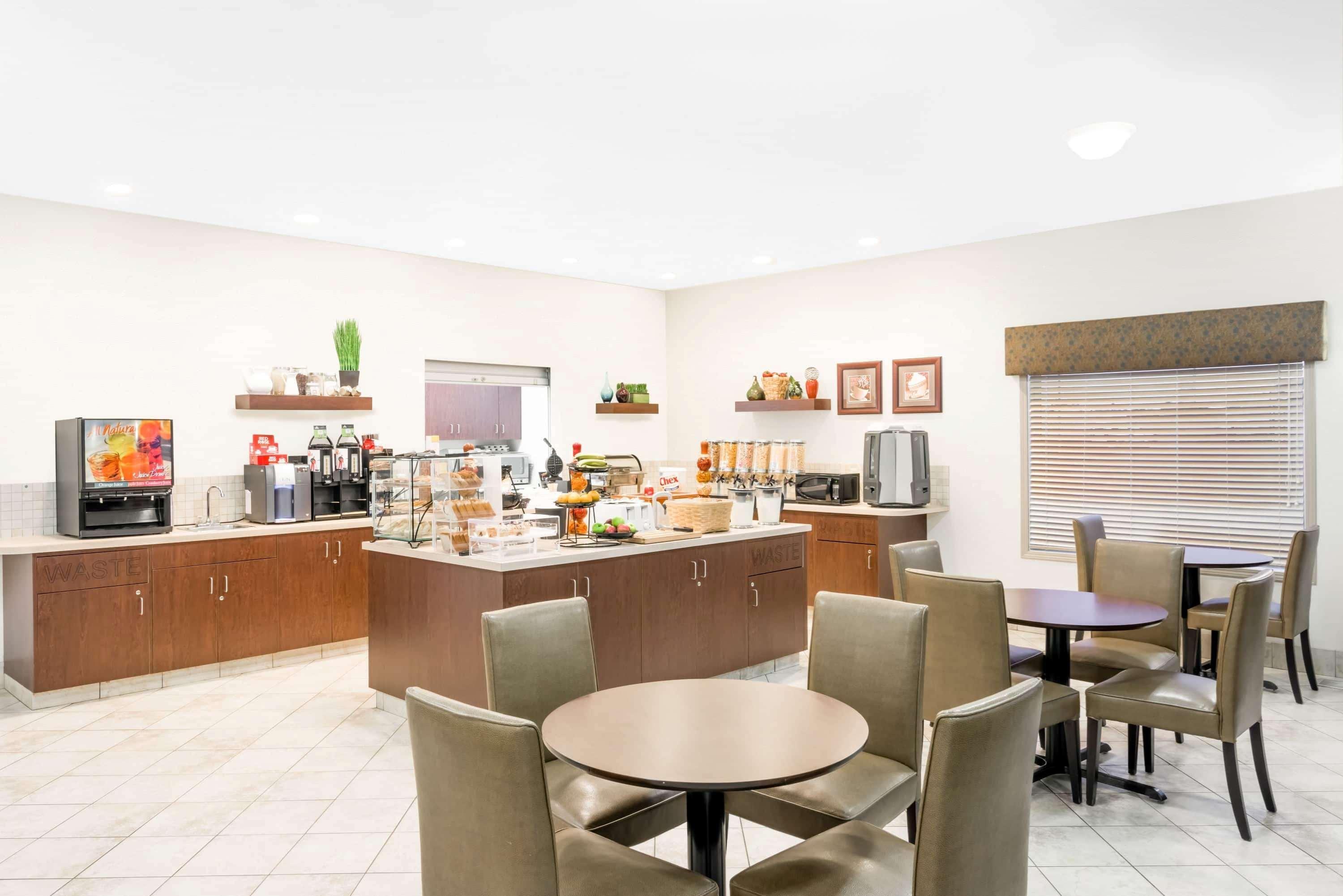 Ramada By Wyndham Olds Hotel Buitenkant foto