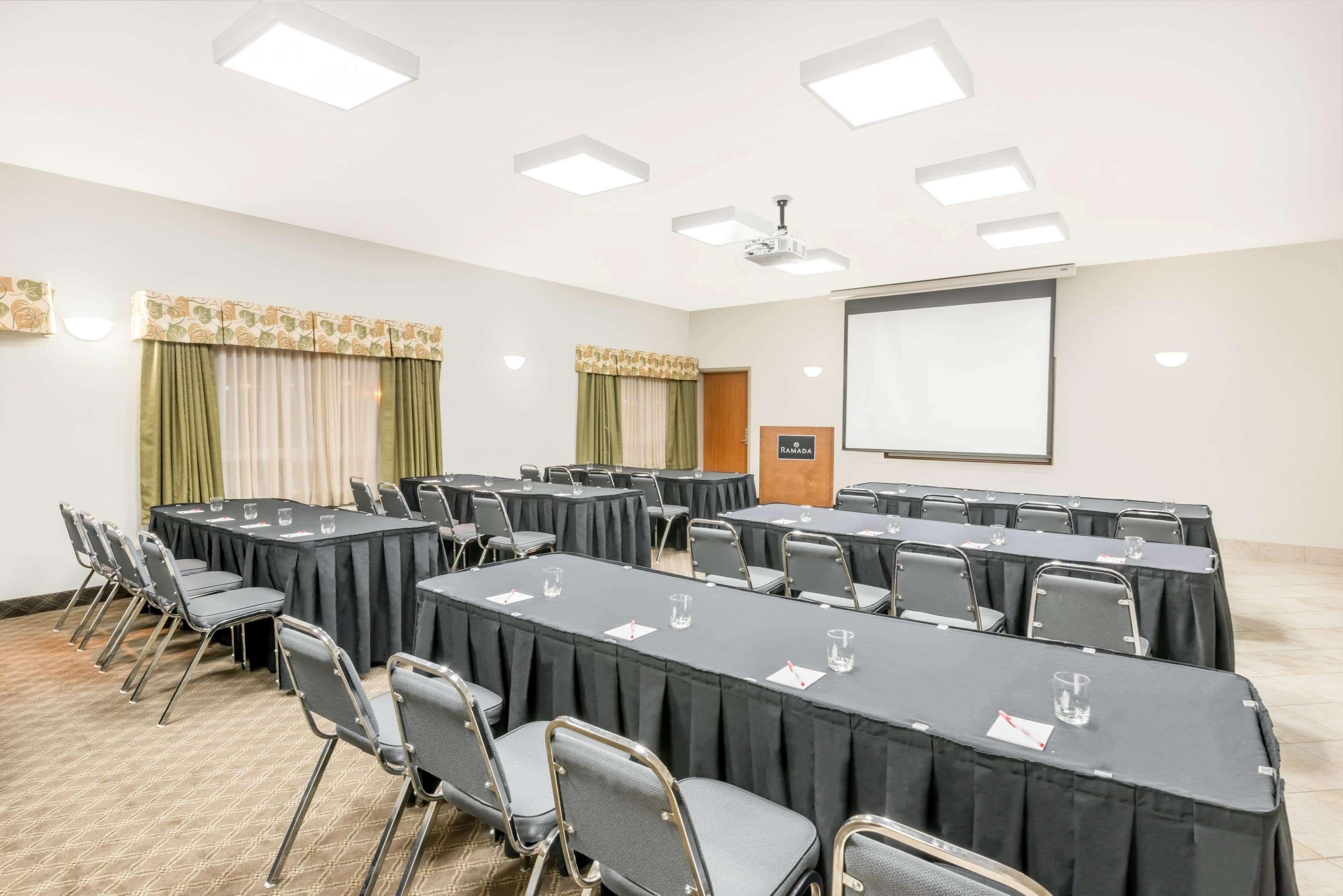 Ramada By Wyndham Olds Hotel Buitenkant foto