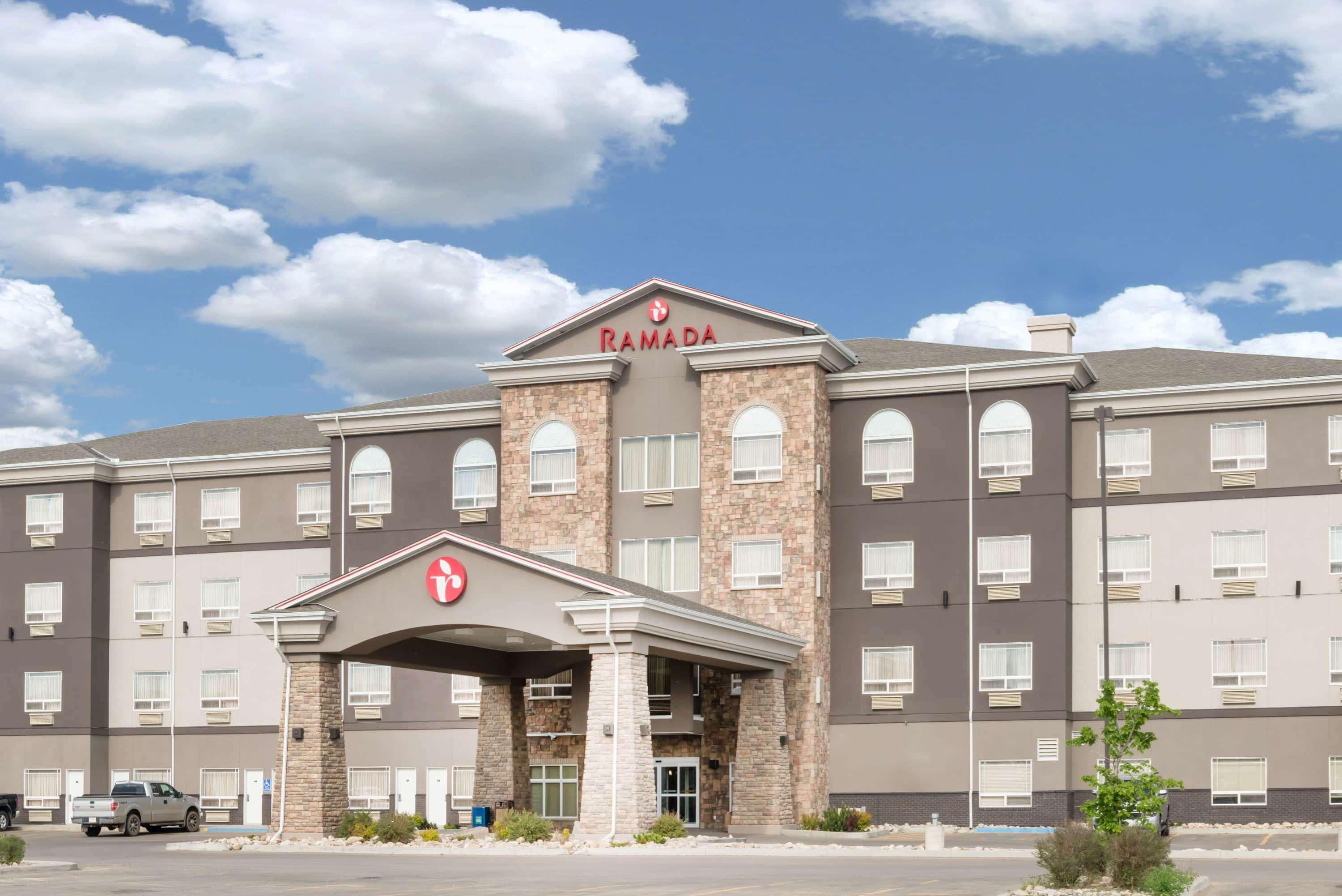 Ramada By Wyndham Olds Hotel Buitenkant foto